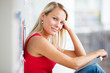 Foto: in the library - pretty female student with books in the library - pretty female student with books