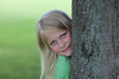 Kind und Baum