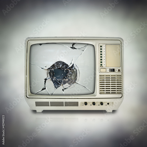 Foto: broken TV screen broken TV screen