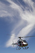 Cielo blue con elicottero in volo