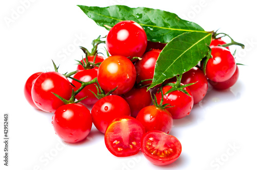 Foto: fresh tomato on white fresh tomato on white