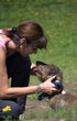 Ragazza che parla con il cane bassotto