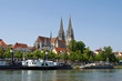 Regensburger Dom an der Donau mit Schiffen