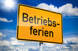 Ortseingangsschild mit "Betriebsferien"