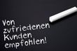Kreidetafel mit zufriedenen Kunden