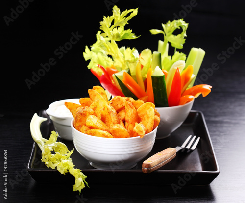 Foto: Wedges with raw vegetable and dip Wedges with raw vegetable and dip