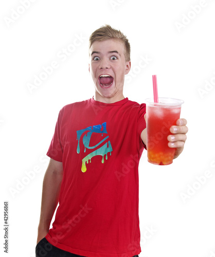 Foto: Junge mit Becher Bubble Tea in der Hand Junge mit Becher Bubble Tea in der Hand