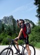 Mountainbiker blickt auf Berg