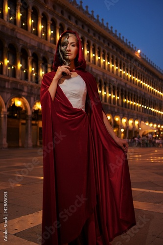 Foto: Woman with a mask on San Marco square Woman with a mask on San Marco square