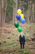 Mädchen mit Luftballons im Wald