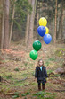 Mädchen mit Luftballons im Wald
