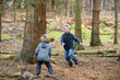 Kinder im Wald