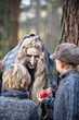 Hexe mit Kindern im Wald