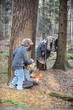 Hexe mit Kindern im Wald