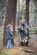 Hexe mit Kindern im Wald