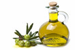Aceitunas verdes y aceite de oliva en una aceitera clásica.