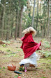 Rotkäppchen läuft in den Wald