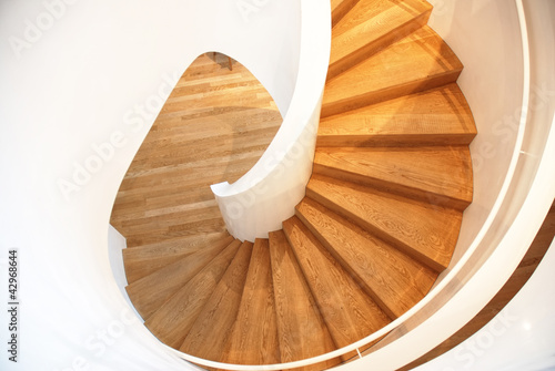 Photo: weisse Wendeltreppe mit Holzstufen weisse Wendeltreppe mit Holzstufen