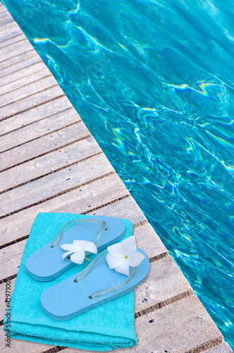 Photo: tongues et serviette sur passerelle de piscine tongues et serviette sur passerelle de piscine