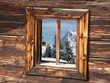 Foto: Blick durchs Fenster der Almhütte Blick durchs Fenster der Almhütte