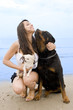 rotweiler, chihuahua et jeune femme sur la plage rotweiler, chihuahua et jeune femme sur la plage