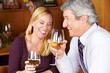 Foto: Senioren trinken Wein im Restaurant Senioren trinken Wein im Restaurant
