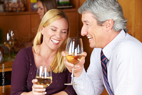 Photo: Senioren trinken Wein im Restaurant Senioren trinken Wein im Restaurant