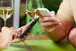 Paar mit Smartphones im Restaurant