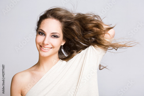 Foto: Gorgeous young brunette woman. Gorgeous young brunette woman.