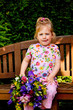 Foto: Kind mit Blumenstrauß. Geschenk für Muttertag Kind mit Blumenstrauß. Geschenk für Muttertag