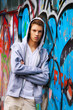 Foto: Cool blickender Jugendlicher Mann vor Graffiti Cool blickender Jugendlicher Mann vor Graffiti