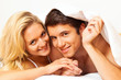 Paar hat Spass im Bett. Lachen, Freude und Erotik