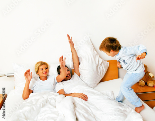 Foto: Familie im Bett Familie im Bett