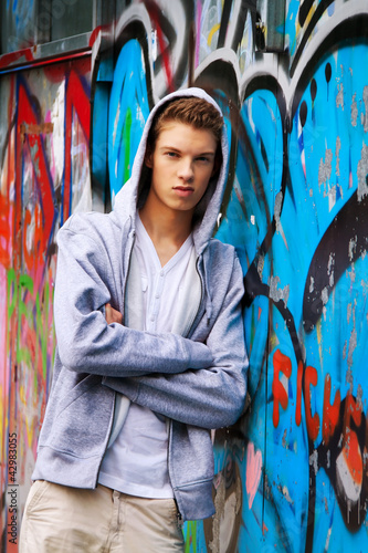 Photo: Cool blickender Jugendlicher Mann vor Graffiti Cool blickender Jugendlicher Mann vor Graffiti