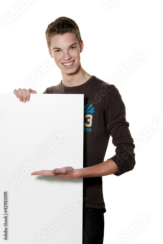 Photo: Junger Mann mikt leerem Plakat Junger Mann mikt leerem Plakat
