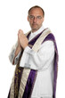 katholischer Priester beim Beten im Gottesdienst