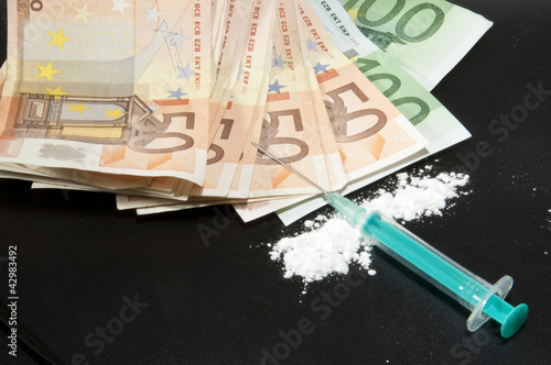 Photo: Spritze, Geldscheine und Drogenpulver, Kokain Spritze, Geldscheine und Drogenpulver, Kokain