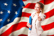 Frau vor USA-Flagge
