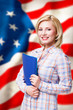 Frau vor USA-Flagge