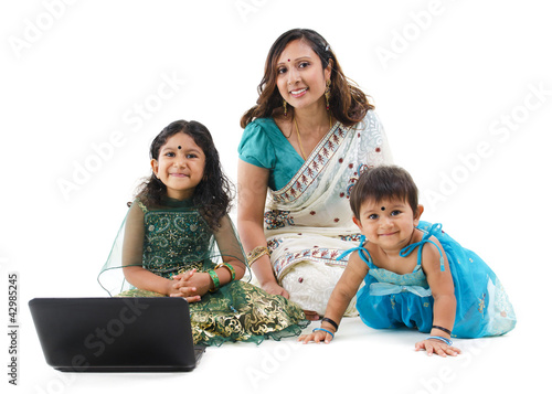 Foto: Traditional Indian family with laptop Traditional Indian family with laptop