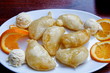 Beignets de pomme avec glace et zestes d'orange.