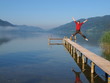 Freudensprung auf Steg am See