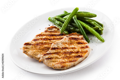 Foto: Grilled steaks, baked potatoes and vegetables Grilled steaks, baked potatoes and vegetables