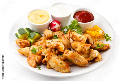 Foto: Grilled meat and vegetables on white background Grilled meat and vegetables on white background