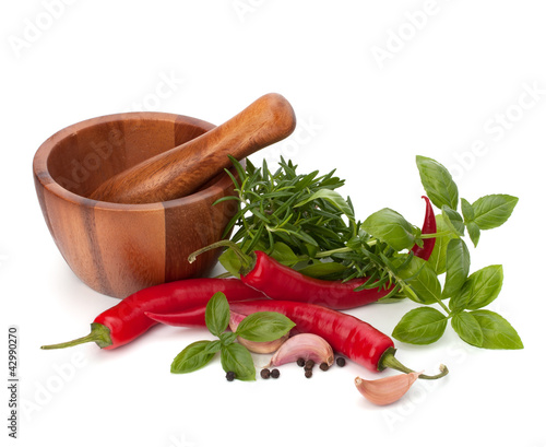 Foto: fresh flavoring herbs and spices in wooden mortar fresh flavoring herbs and spices in wooden mortar