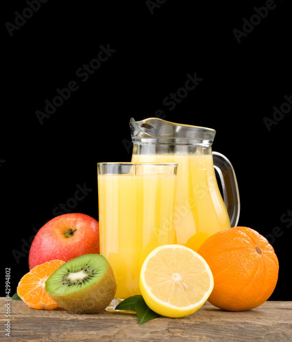 Foto: fresh fruits juice in glass and slices on black fresh fruits juice in glass and slices on black