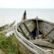 Foto: Abandoned fishing boat by the beach side Abandoned fishing boat by the beach side