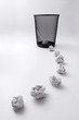 Foto: Crumpled papers trailing to a dustbin Crumpled papers trailing to a dustbin