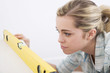 Foto: Woman using spirit level Woman using spirit level