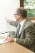 Foto: senior business executuve in conference office giving presentati senior business executuve in conference office giving presentati